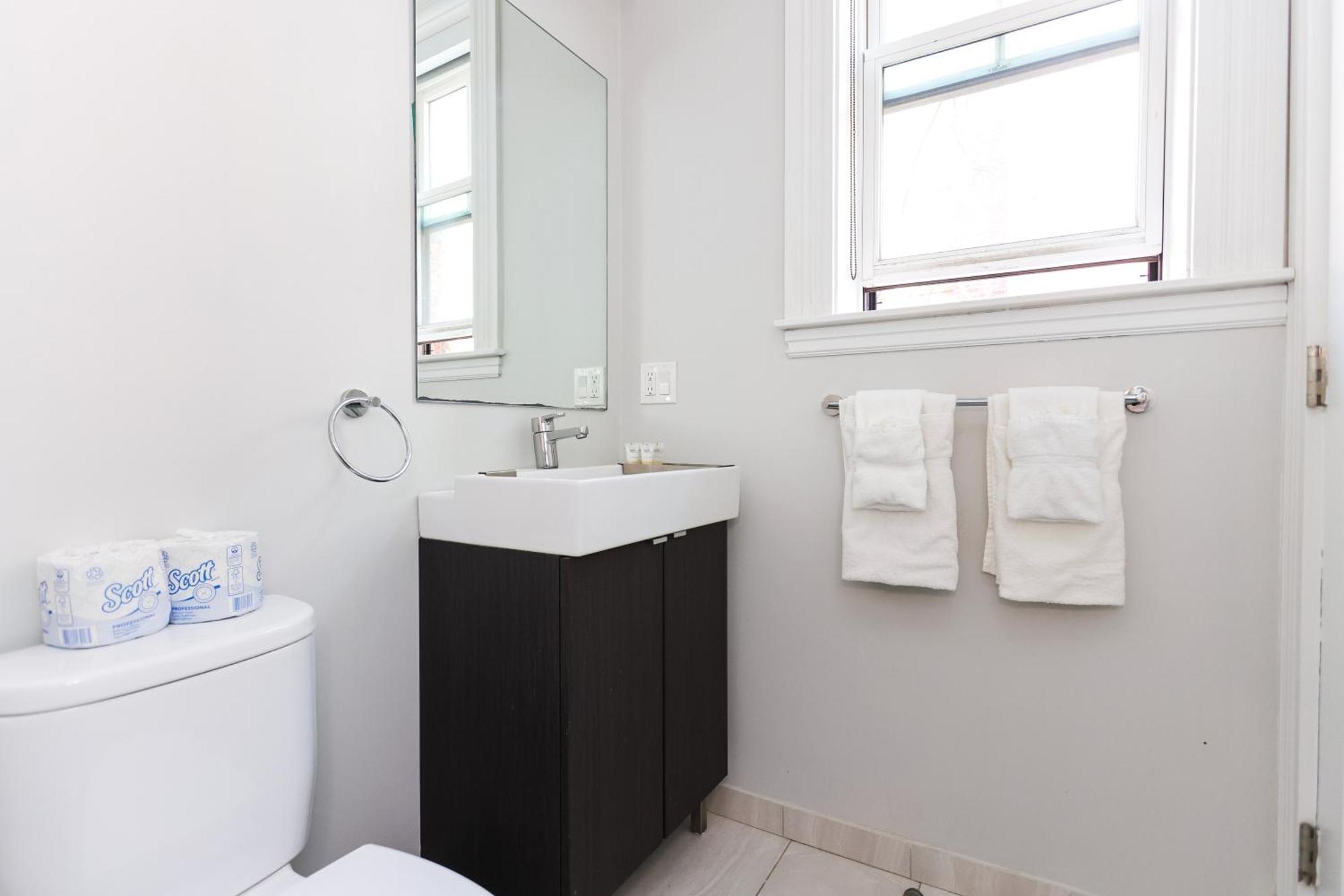 A Stylish Stay W/ A Queen Bed, Heated Floors.. #36 Brookline Buitenkant foto