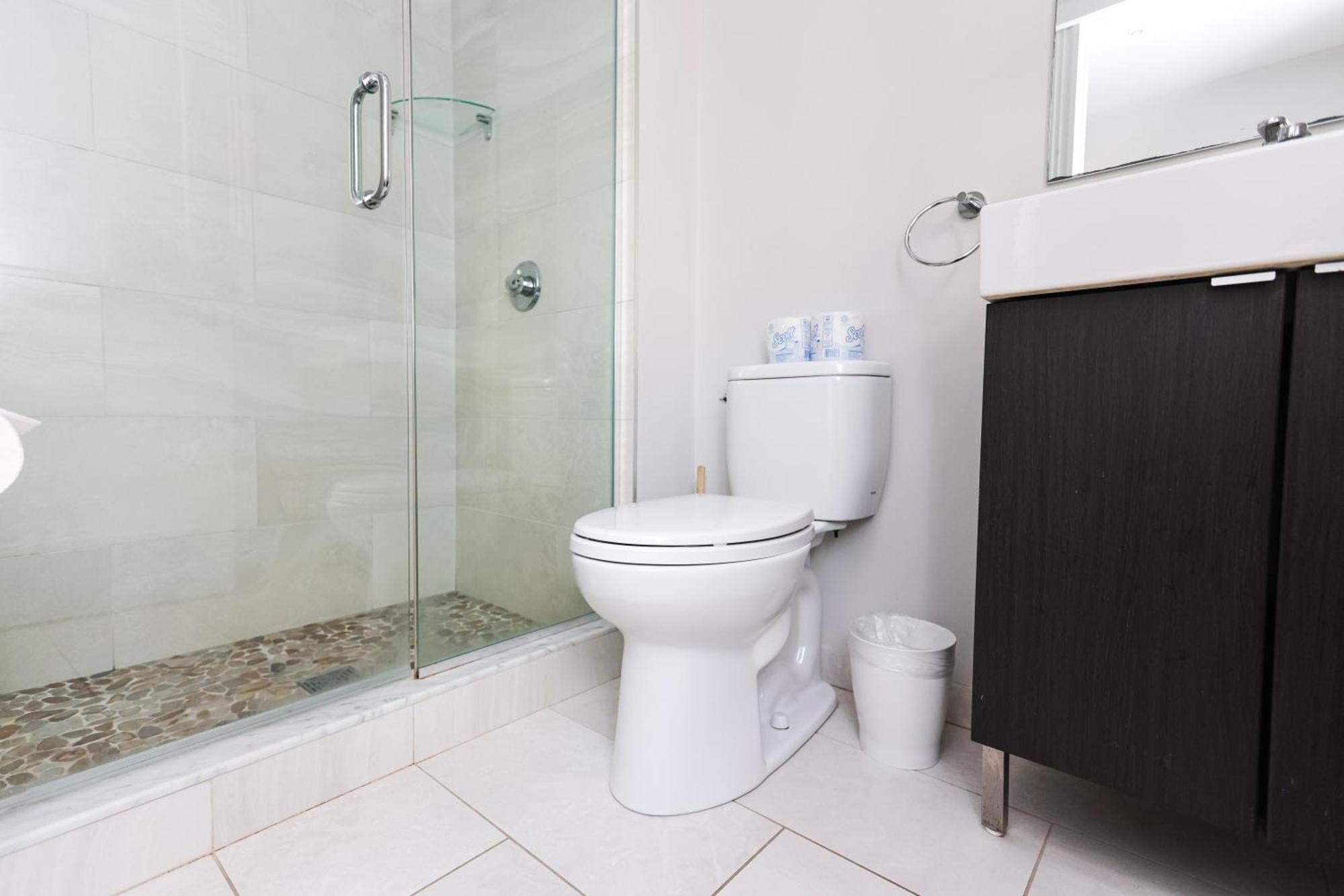 A Stylish Stay W/ A Queen Bed, Heated Floors.. #36 Brookline Buitenkant foto