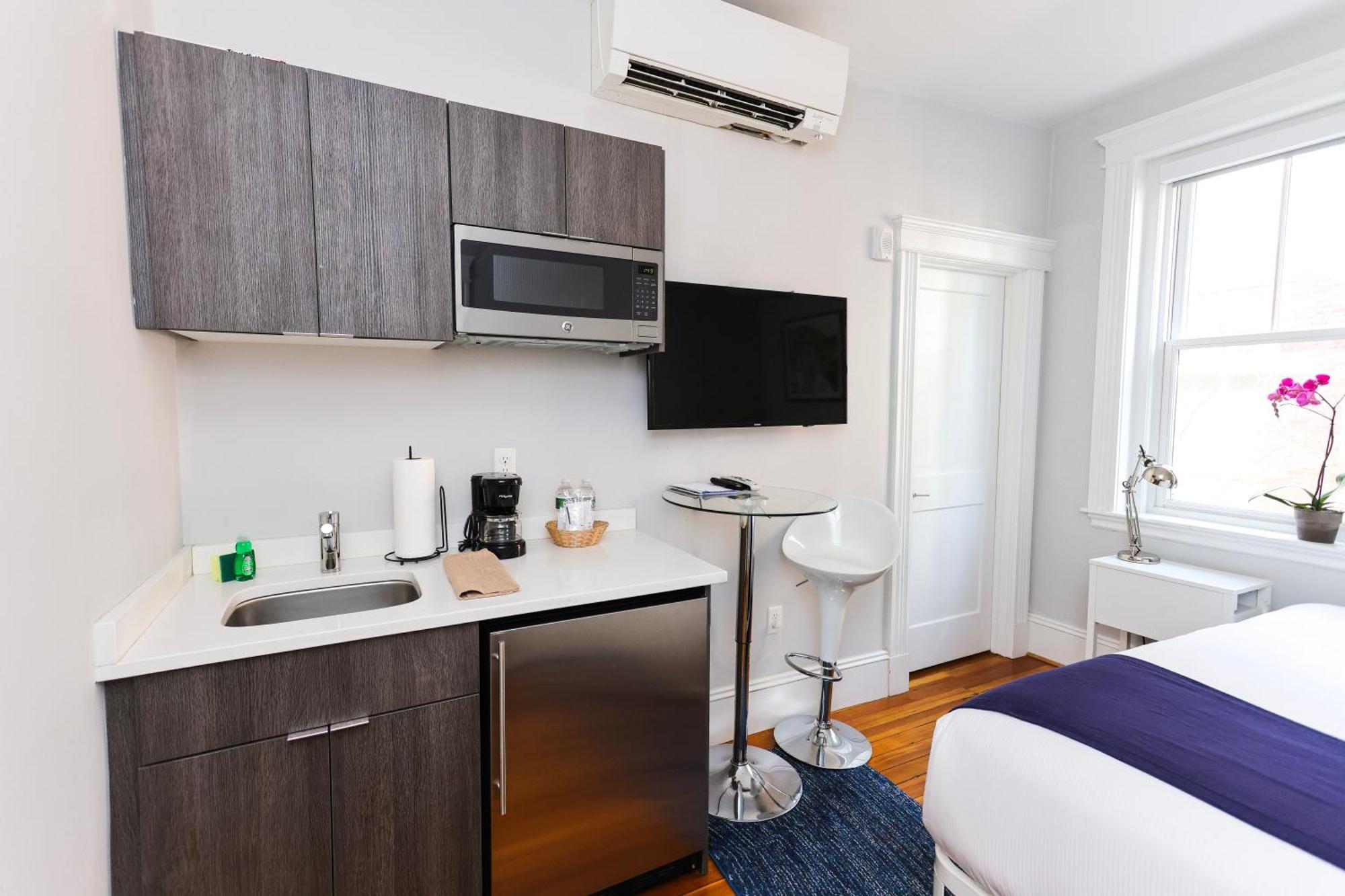 A Stylish Stay W/ A Queen Bed, Heated Floors.. #36 Brookline Buitenkant foto